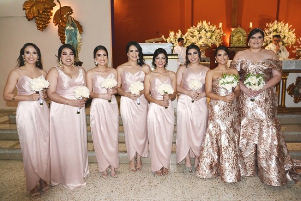 Una imagen nítida de las damas del cortejo de la novia posando para Farah La Revista