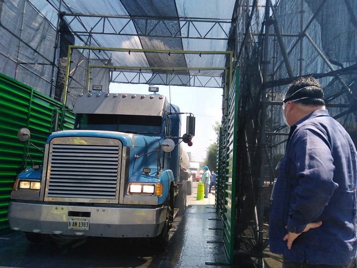 Instalan cabina para desinfectar de Covid-19 los vehículos que circularán por San Pedro Sula