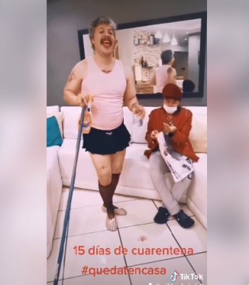 La cuarentena esta volviendo locos a muchos… otros están sacando su lado femenino para muestra un botón, vean al productor Carlos Mimbreño esta imagen que subió a Tik Tok.