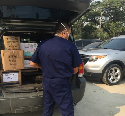 Exalumnas del María Auxiliadora promoción 2002 entregan donación al IHSS de San Pedro Sula