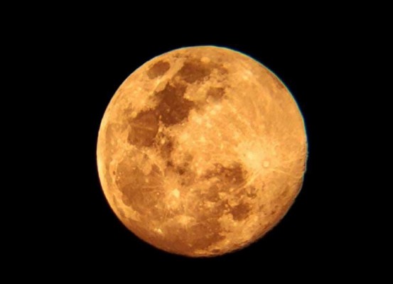 Así se ve la luna esta noche desde San Pedro Sula 