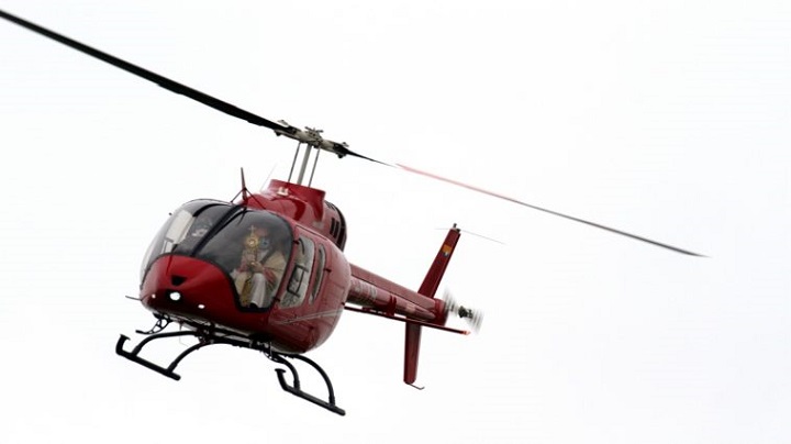 Obispo bendice desde un helicóptero ante prohibición de procesiones por el coronavirus