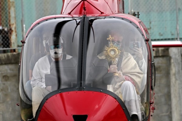 Obispo bendice desde un helicóptero ante prohibición de procesiones por el coronavirus