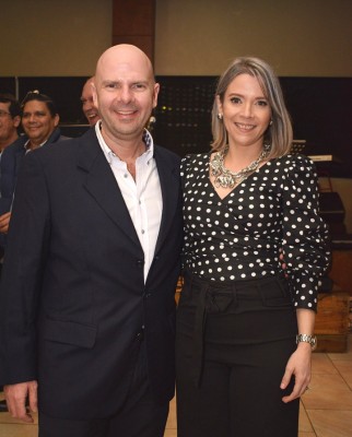 Pedro Barqero con su guapa esposa, Ana María Barquero... Pedro como representante de los empresarios hace fuertes cuestionamientos a la forma en que se están manejando los fondos de la emergencia sanitaria