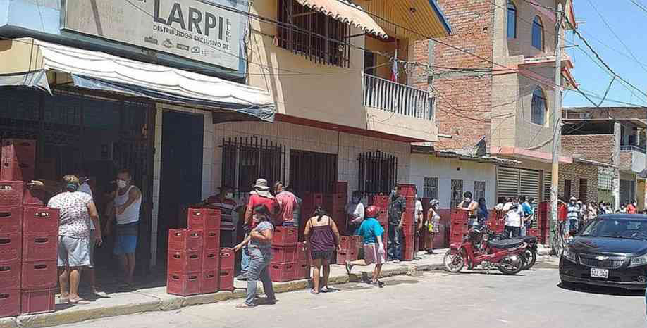 Peruanos hacen largas filas para comprar cerveza en plena cuarentena
