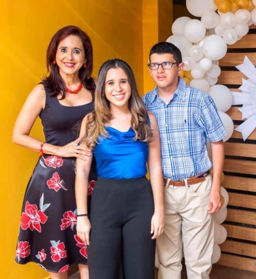 Waleska López con sus hijos