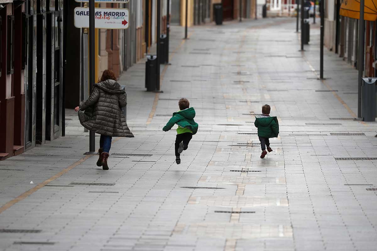 Tras 44 días de estricto encierro, los niños vuelven a las calles en España