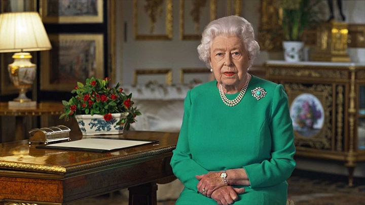 La reina Isabel II pide calma y determinación a los británicos para superar la crisis sanitaria del coronaviurs