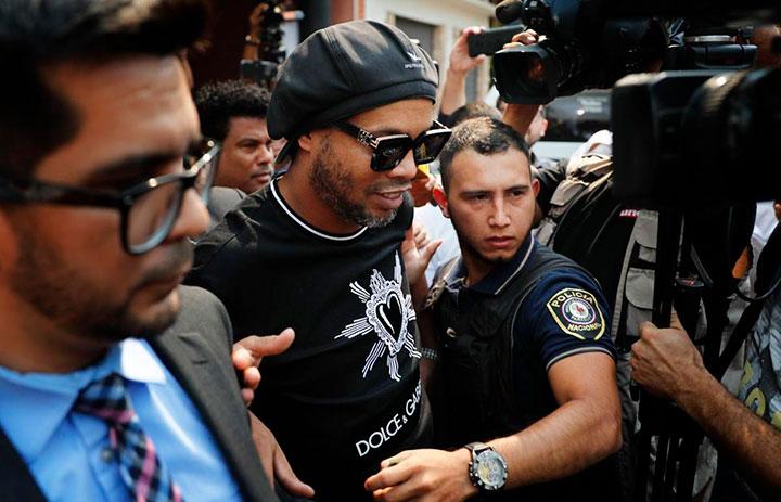 Un juez de Paraguay concede prisión domiciliaria a Ronaldinho, tras cumplir un mes de cárcel