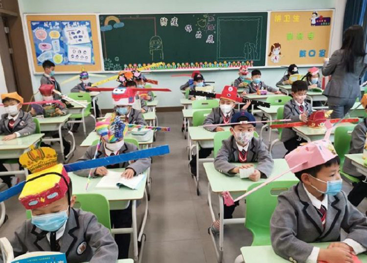 Así mantienen el distanciamiento en las escuelas de China luego que los niños retornaron a clase