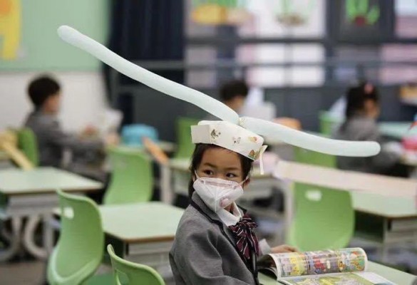 Así mantienen el distanciamiento en las escuelas de China luego que los niños retornaron a clases