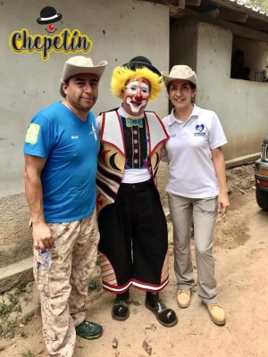 Jose Melo en una foto del recuerdo mostrando sus habilidades istrionicas en un evento de EMSULA