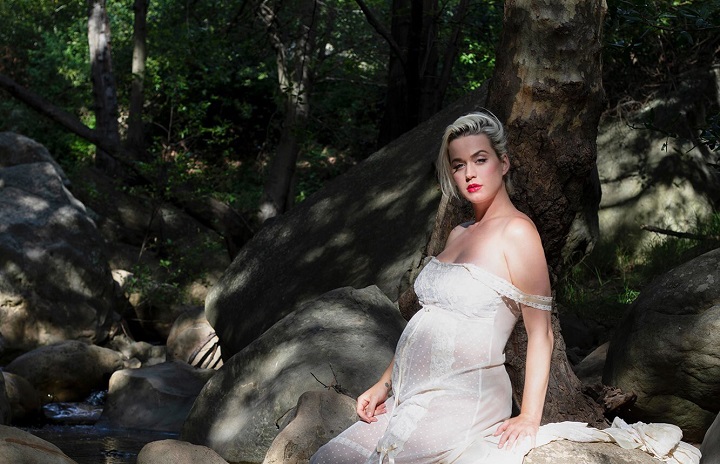 Katy Perry luce la pansita de su embarazo en el vídeo musical de 