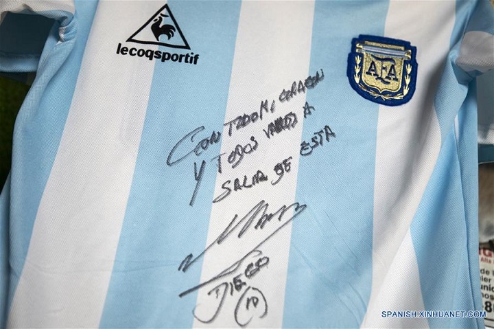 Sorteo de camiseta de Maradona desata impresionante ola de solidaridad en Argentina