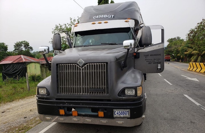 Policía decomisa furgón con matrícula guatemalteca con un cargamento de supuesta cocaína