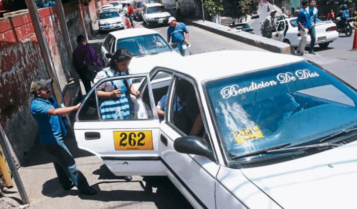 Analizan propuesta de taxistas de reanudar operaciones