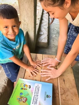 Alumnos de prebasica haciendo sus tareas en casa