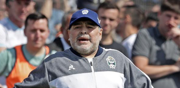 Maradona se volvió viral en las redes sociales por enseñar el trasero mientras bailaba