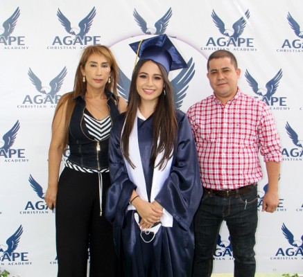 Dina Rivas y Luis Morales felices y orgullosos por la graduación de su bella hija Leonela Morales en Ágape Christian Academy