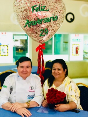 Felicidades al chef Hernando Moreno y a su esposa Virgina por cumplir Veintinueve años de feliz vida matrimonial