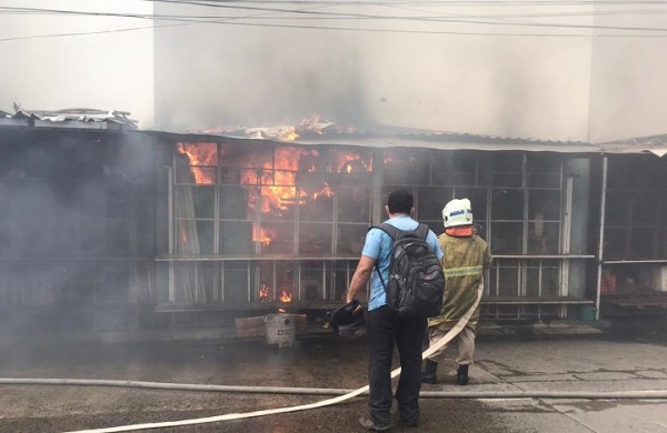 Incendio consume histórico mercado de artesanías Guamilito en San Pedro Sula