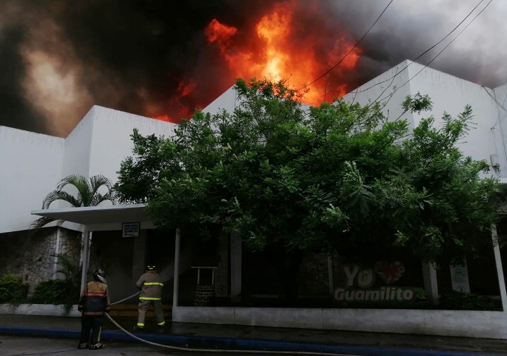 Incendio consume histórico mercado de artesanías Guamilito en San Pedro Sula