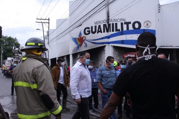 Tras inspeccionar daños causados por el incendio en mercado Guamilito, Calidonio promete apoyarán a locatarios
