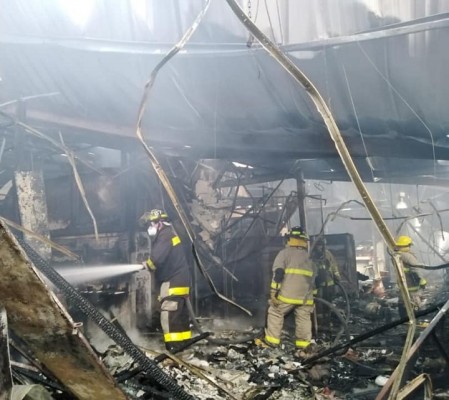 Tras inspeccionar daños causados por el incendio en mercado Guamilito, Calidonio promete apoyarán a locatarios