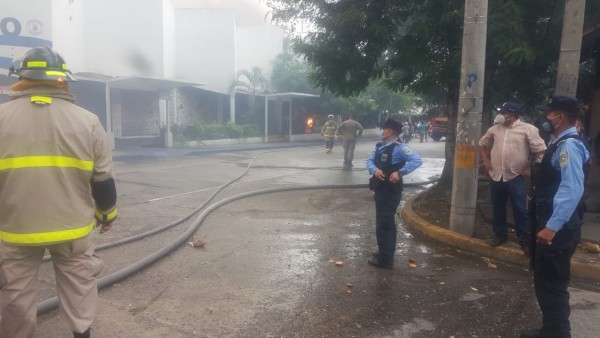 Incendio consume histórico mercado de artesanías Guamilito en San Pedro Sula