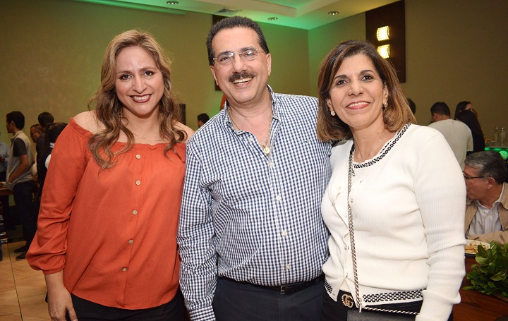 Mónica Cárdenas con Jorge y Maritza Panayotti.