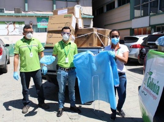 Supermercados La Colonia entrega donativo de equipo de bioseguridad al IHSS de San Pedro Sula