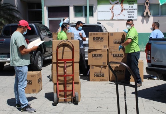 Supermercados La Colonia entrega donativo de equipo de bioseguridad al IHSS de San Pedro Sula