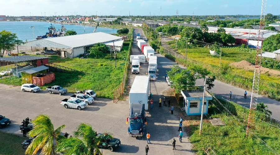 Los primeros 15 módulos del hospital móvil son trasladados a San Pedro Sula para iniciar su instalación