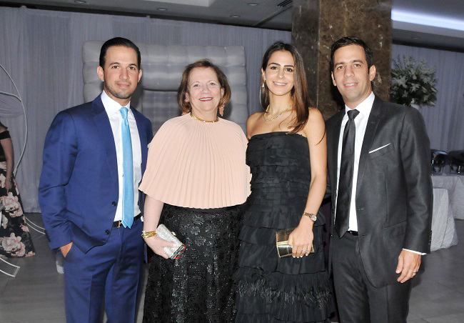 Linda foto del recuerdo Emilio, Widad, Arwa y Eduardo Canahuati