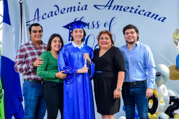 María José Cáceres fue galardonada con la medalla de Oro “Olga Mackay de Rodgers” obteniendo además el primer lugar en índice académico