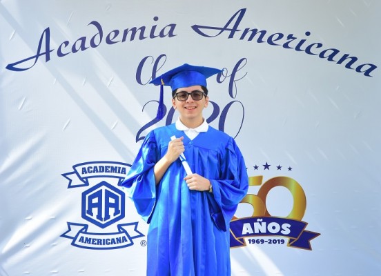 María José Cáceres fue galardonada con la medalla de Oro “Olga Mackay de Rodgers” obteniendo además el primer lugar en índice académico