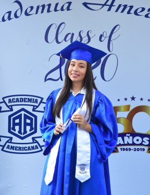 María José Cáceres fue galardonada con la medalla de Oro “Olga Mackay de Rodgers” obteniendo además el primer lugar en índice académico