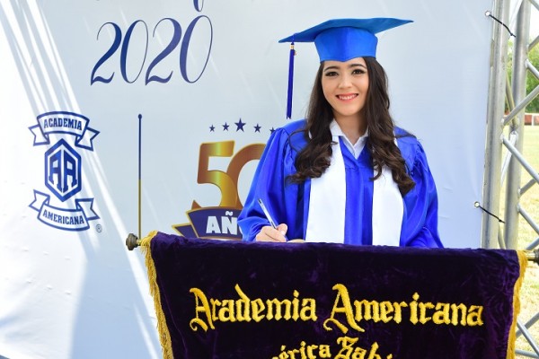 Ceremonia de graduación de la “Promoción de Oro” de la Academia Americana