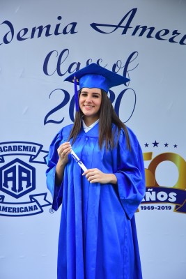 María José Cáceres fue galardonada con la medalla de Oro “Olga Mackay de Rodgers” obteniendo además el primer lugar en índice académico