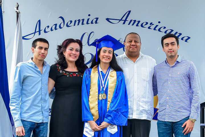 Ceremonia de graduación de la “Promoción de Oro” de la Academia Americana