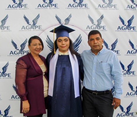 Reina Isabel Rodriguez, Julissa Rivera, y Carlos Rivera