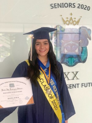 María José Rodríguez, luego de recibir su diploma académico.