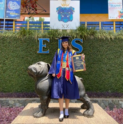 Nayat Yacamán, también fue galardonada durante los actos académicos. 