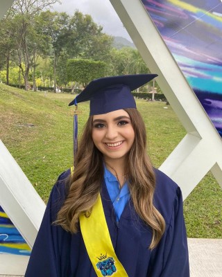 Audrey de Bruiín, lució bella durante los actos de graduación.