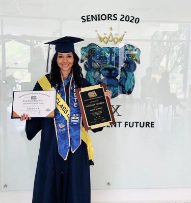 Gretel Palma, lució muy feliz por su gran logro estudiantil.