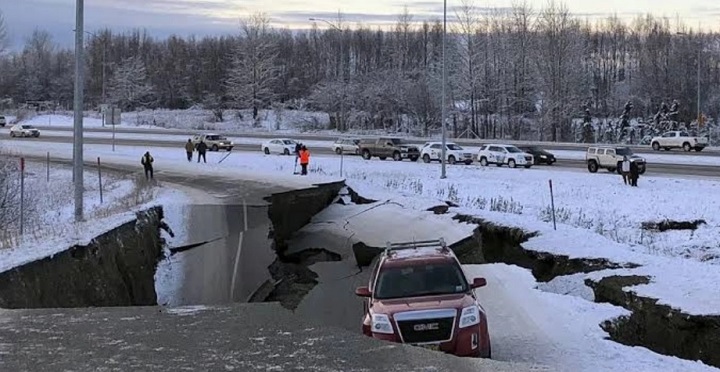 Un sismo de 7,8 sacude las costas de Alaska y se activa alerta de tsunami