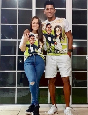 Tita y Costly luciendo una original camiseta con la caricatura de los dos, las que fueron autografiadas por los invitados el día de la boda