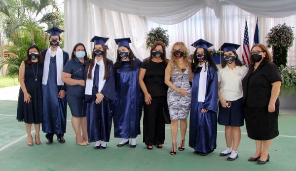 Waldina Vasquez, Eduardo Vasquez, Maria Bono, Maria Morales, Laura Rodriguez, Alba Luz Rodriguez, Yessenia Butto, Valery Butto, Rebekah Manzanarez y Ana Mirian Manzanarez