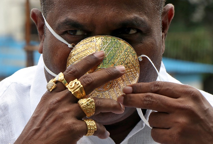 Empresario Indio se vuelve famoso por usar mascarilla de oro para protegerse del COVID-19