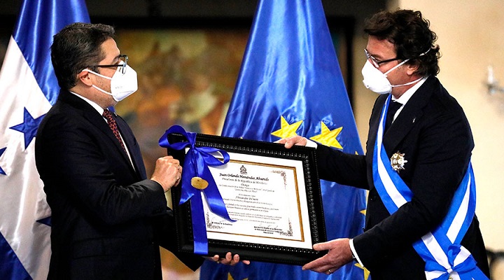 Presidente Hernández condecora al embajador de la Unión Europea por su apoyo a Honduras